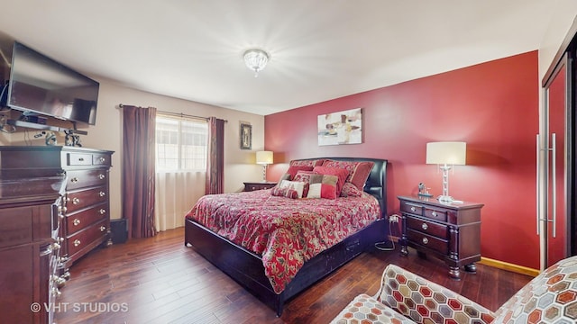 bedroom with baseboards and hardwood / wood-style floors