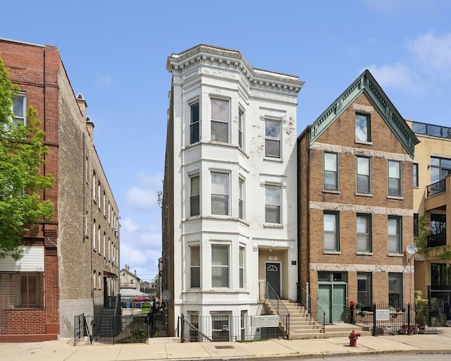townhome / multi-family property with a fenced front yard