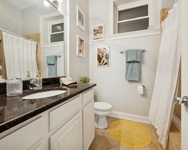full bath with toilet, vanity, tile patterned flooring, a shower with curtain, and baseboards