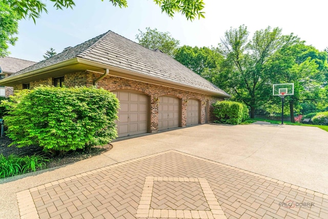 1330 Kurtis Ln, Lake Forest, IL 60045 - garage featuring concrete driveway