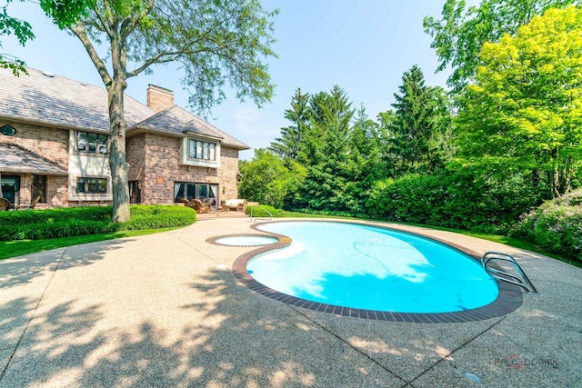1330 Kurtis Ln, Lake Forest, IL 60045 - swimming pool with a patio area