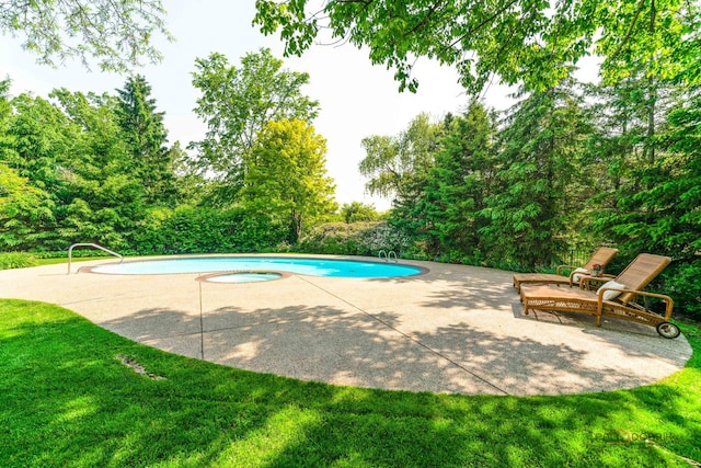 1330 Kurtis Ln, Lake Forest, IL 60045 - outdoor pool featuring a patio area and a yard