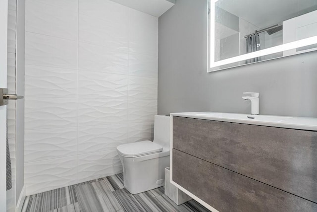 345 N La Salle Dr Unit 2501, Chicago, IL 60654 - bathroom featuring toilet, vanity, and curtained shower