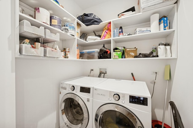 110 W Superior St Unit 2301, Chicago, IL 60654 - laundry area featuring washer and dryer and laundry area