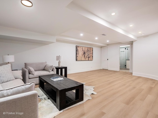living area with baseboards, visible vents, light wood-type flooring, and recessed lighting