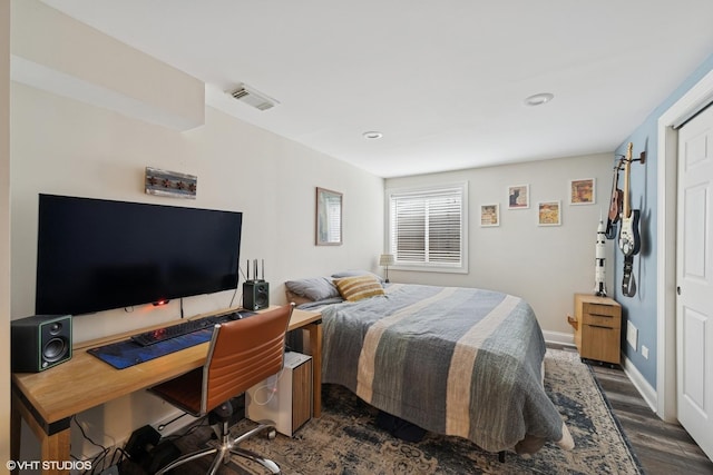 bedroom featuring baseboards, visible vents, recessed lighting, and dark wood-style floors