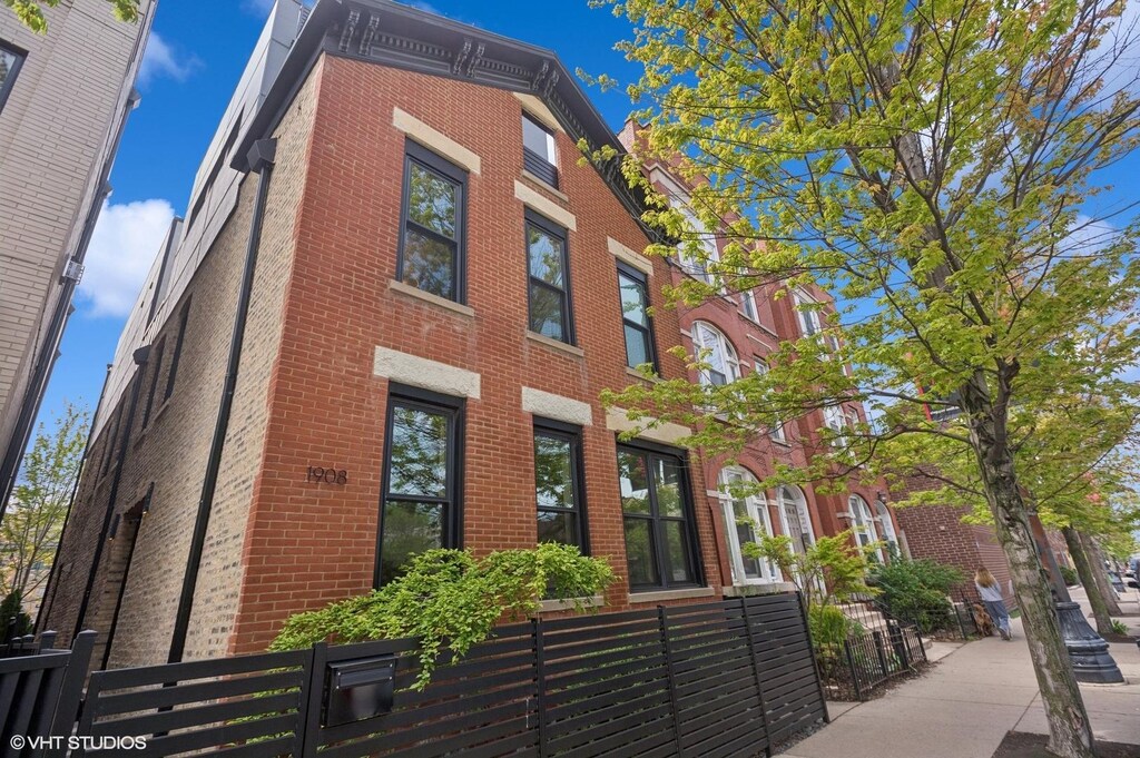 1908 N Halsted St, Chicago, IL 60614 - view of property with a fenced front yard