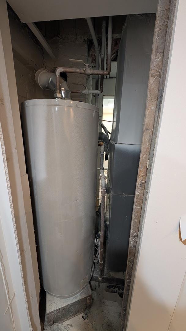 3039 W Flournoy St, Chicago, IL 60612 - utility room featuring gas water heater