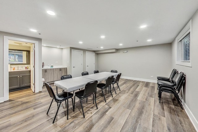 dining area with recessed lighting, light wood-style flooring, and indoor wet bar
