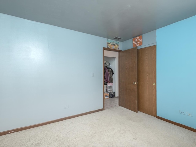 carpeted empty room with baseboards and visible vents