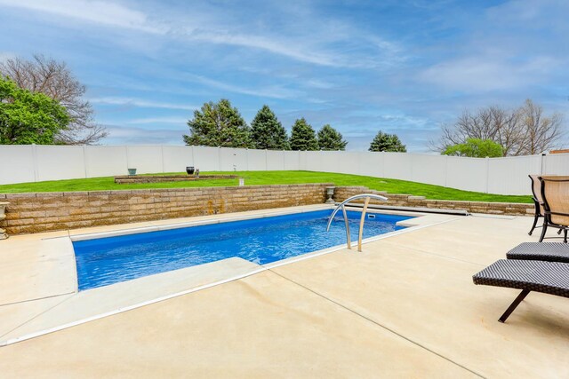 554 Fairway Dr, El Paso, IL 61738 - view of swimming pool with a patio area, a fenced backyard, a fenced in pool, and a yard