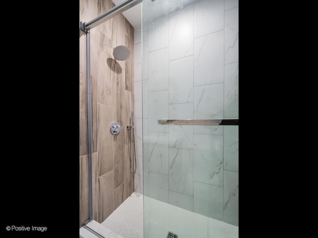 bathroom featuring tiled shower