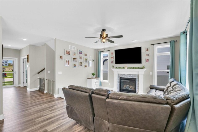 715 Cole Ln, Mahomet, IL 61853 - living area featuring light wood-style flooring, a ceiling fan, visible vents, baseboards, and recessed lighting