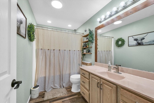 full bathroom featuring toilet, recessed lighting, wood finished floors, a shower with shower curtain, and vanity