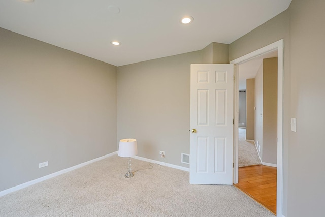 carpeted spare room featuring visible vents, recessed lighting, and baseboards