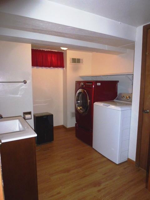 1026 State Route 10 E, Clinton, IL 61727 - laundry area featuring a sink, washing machine and clothes dryer, laundry area, visible vents, and wood finished floors