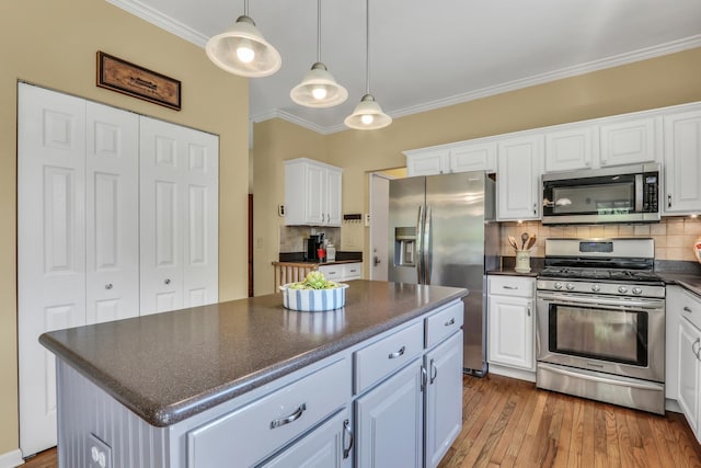 7817 Cascade Way, Gurnee, IL 60031 - kitchen featuring stainless steel appliances, dark countertops, white cabinetry, tasteful backsplash, and crown molding