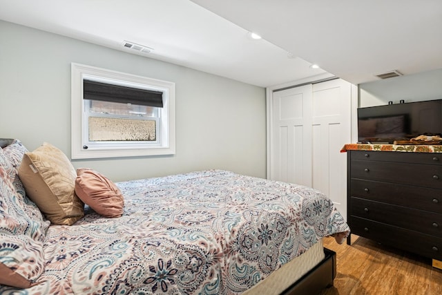 4825 W Ainslie St, Chicago, IL 60630 - bedroom featuring wood finished floors, a closet, and recessed lighting