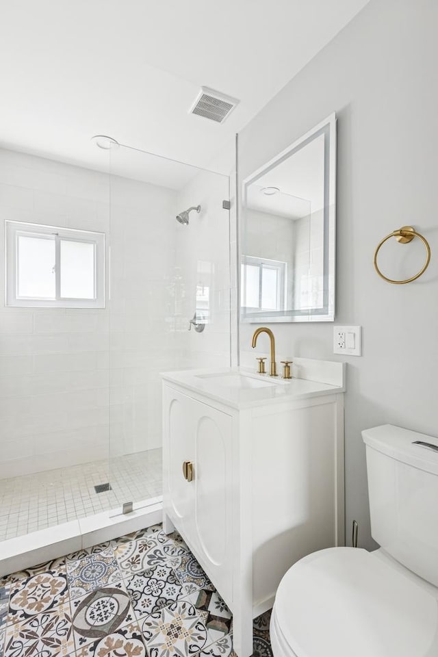 4825 W Ainslie St, Chicago, IL 60630 - full bath with a tile shower, vanity, and tile patterned flooring