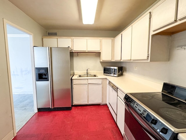6301 N Sheridan Rd Unit 6D, Chicago, IL 60660 - kitchen featuring a sink, dark floors, visible vents, stainless steel appliances, and light countertops
