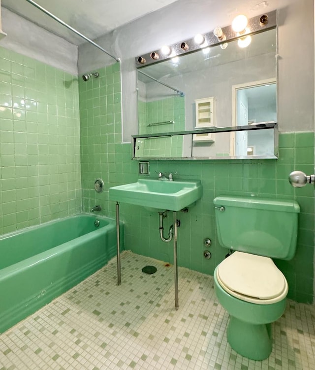6301 N Sheridan Rd Unit 6D, Chicago, IL 60660 - bathroom featuring washtub / shower combination, a sink, toilet, and tile walls