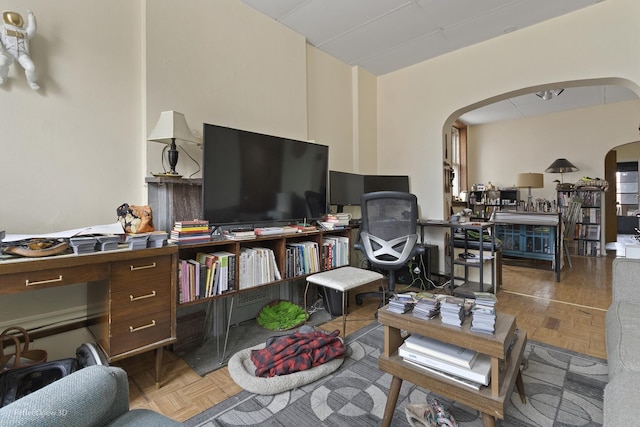 1633 W N Ave, Chicago, IL 60622 - living area with arched walkways