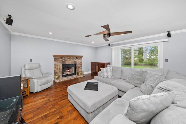 living area featuring wood-type flooring, recessed lighting, a ceiling fan, and crown molding