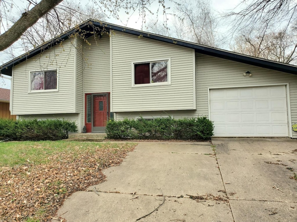 view of front of home featuring a garage and driveway