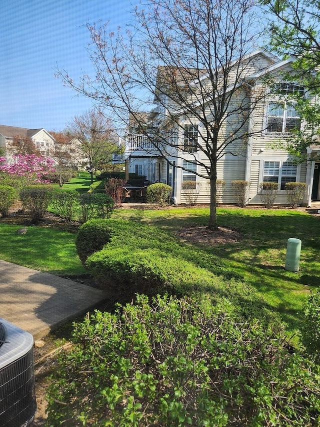 4559 Concord Ln, Northbrook, IL 60062 - view of yard featuring central AC