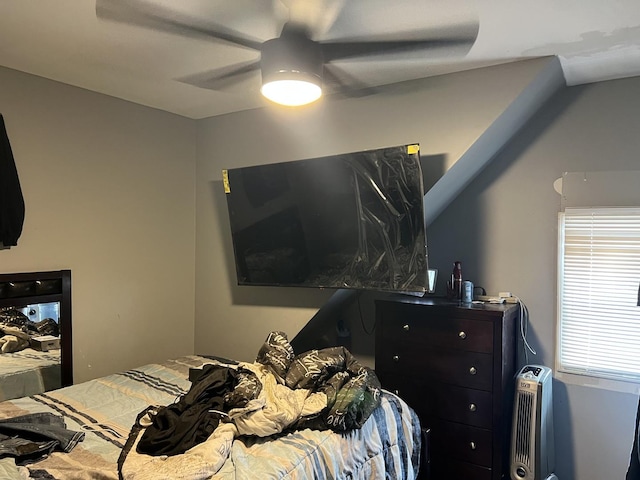 bedroom featuring a ceiling fan