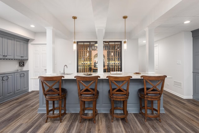 bar with indoor wet bar, a sink, dark wood-style floors, and recessed lighting