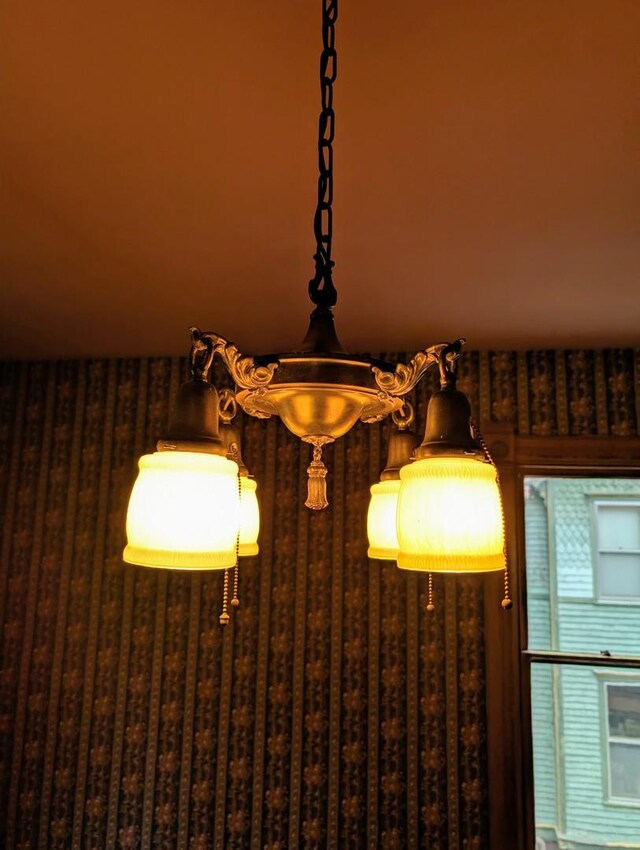 907 W Church St, Champaign, IL 61821 - detailed view of wallpapered walls