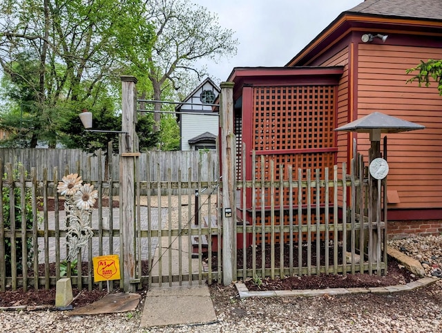 907 W Church St, Champaign, IL 61821 - view of gate