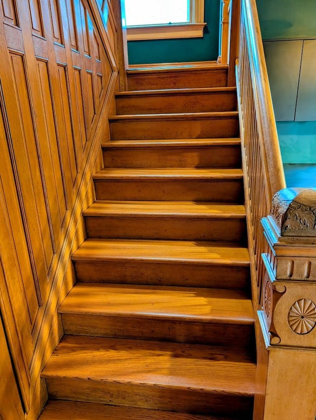907 W Church St, Champaign, IL 61821 - view of stairway