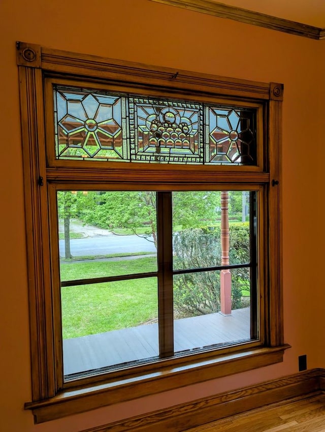 907 W Church St, Champaign, IL 61821 - detailed view of crown molding