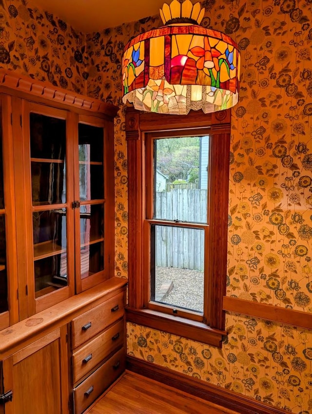 907 W Church St, Champaign, IL 61821 - detailed view of wallpapered walls, wood finished floors, and baseboards