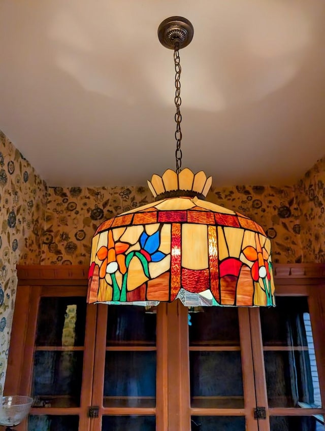 907 W Church St, Champaign, IL 61821 - detailed view of wallpapered walls