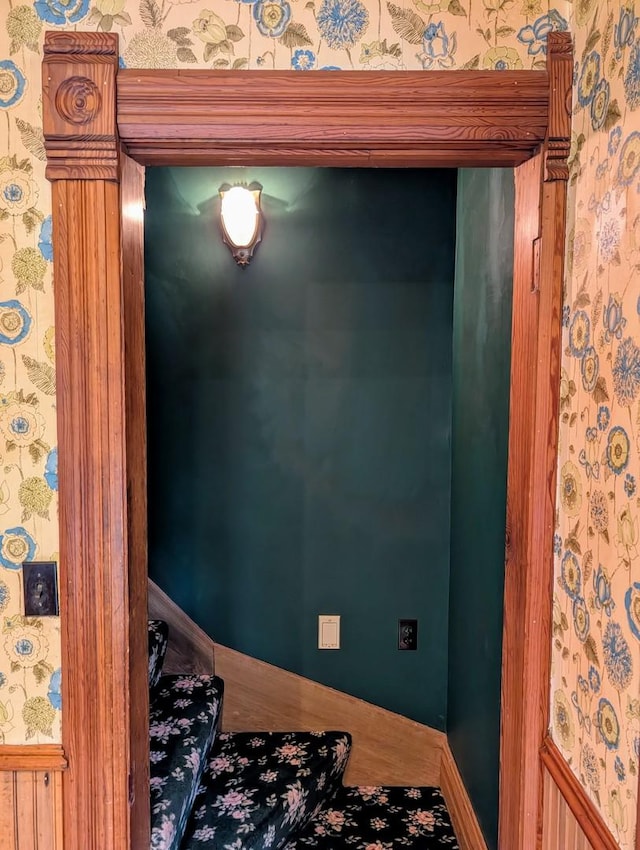 907 W Church St, Champaign, IL 61821 - detailed view of wallpapered walls