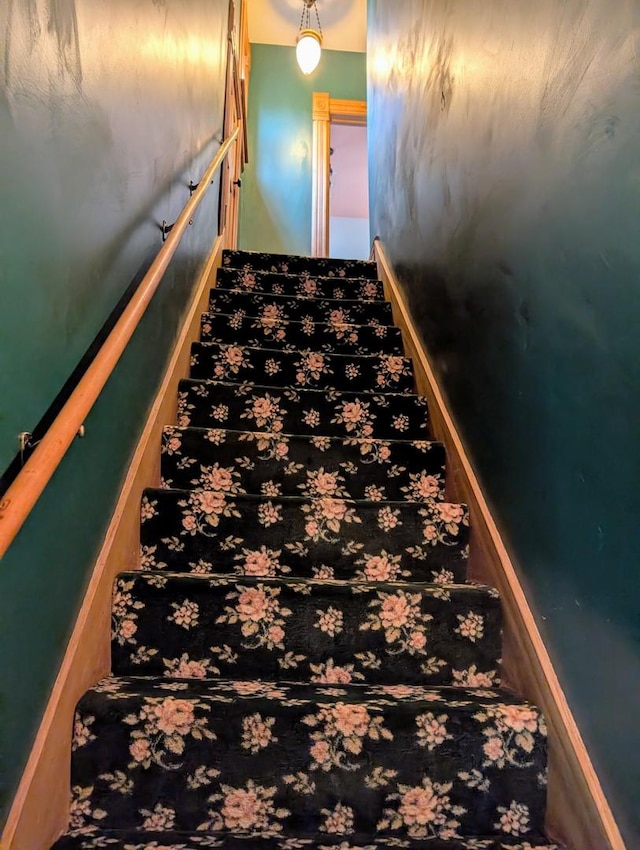 907 W Church St, Champaign, IL 61821 - view of staircase