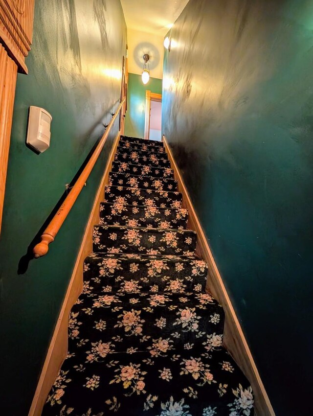 907 W Church St, Champaign, IL 61821 - corridor featuring carpet flooring