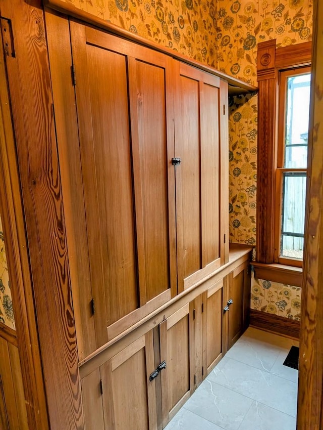 907 W Church St, Champaign, IL 61821 - detailed view of wallpapered walls