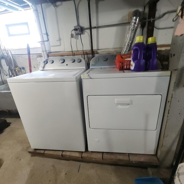 14951 Riverside Dr, South Holland, IL 60473 - laundry room featuring washing machine and dryer
