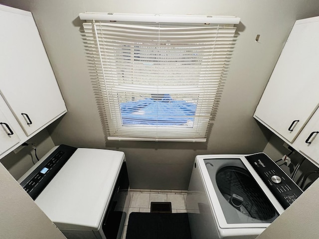 clothes washing area with washer / clothes dryer