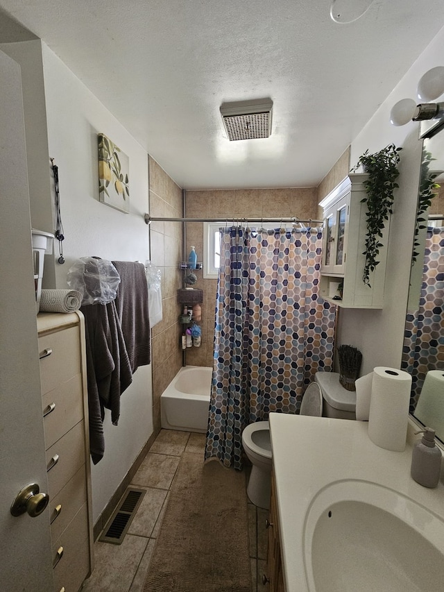 full bath with vanity, shower / bath combo with shower curtain, toilet, and visible vents