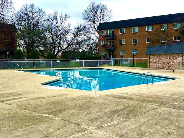 1052 N Mill St Unit 304, Naperville, IL 60563 - community pool featuring fence and a patio area