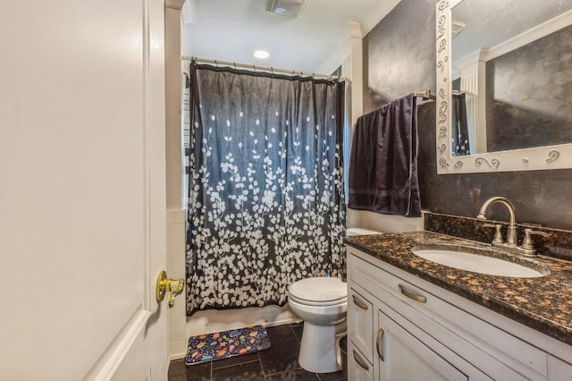 912 Macgregor Rd, Lockport, IL 60441 - bathroom featuring vanity, toilet, and curtained shower