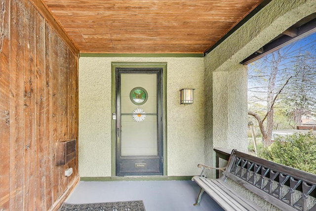 entrance to property with stucco siding