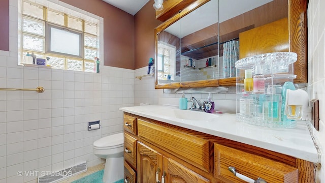 9125 W 144th Pl, Orland Park, IL 60462 - full bath with tile walls, toilet, vanity, a shower with curtain, and wainscoting