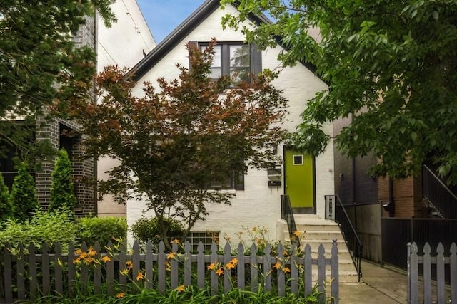2446 W Thomas St, Chicago, IL 60622 - view of front of house featuring a fenced front yard