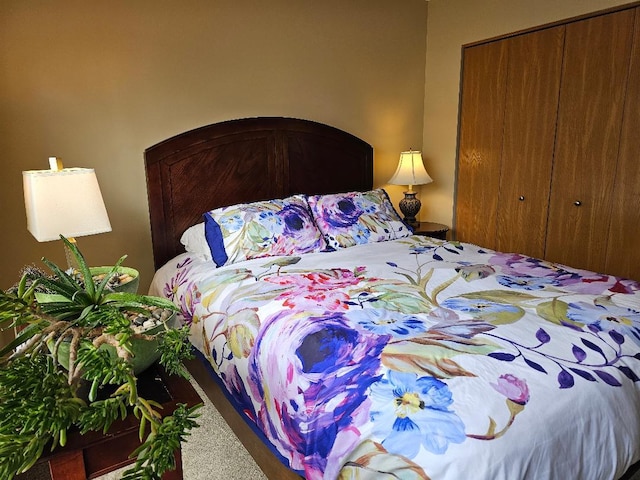bedroom featuring carpet floors and a closet